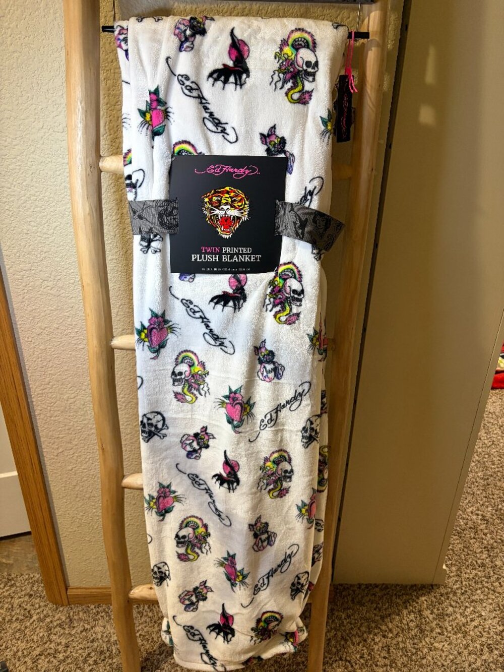 Ed Hardy Twin Plush Blanket Skull Heart Tattoo White 60x90 NWT